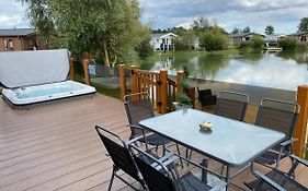 Indulgence Lakeside Lodge I2 With Hot Tub, Private Fishing Peg Situated At Tattershall Lakes Country Park